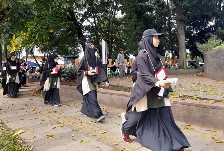 HUT ke-77 RI, Santri Pondok Tahfizh Oase Qurani Kota Bandung Berjalan Kaki ke Cimahi
