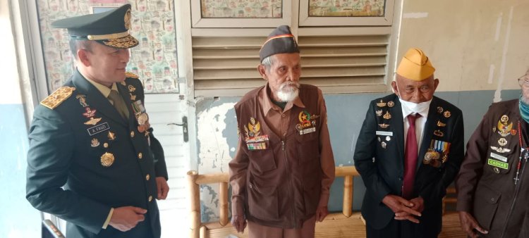 Jenderal TNI Ini Sambangi Kediaman Veteran di Bandung