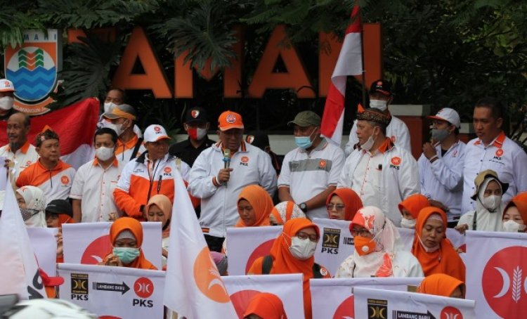 Perkenalkan Lambang Baru, PKS Gelar Flashmob di Alun-alun Kota Cimahi