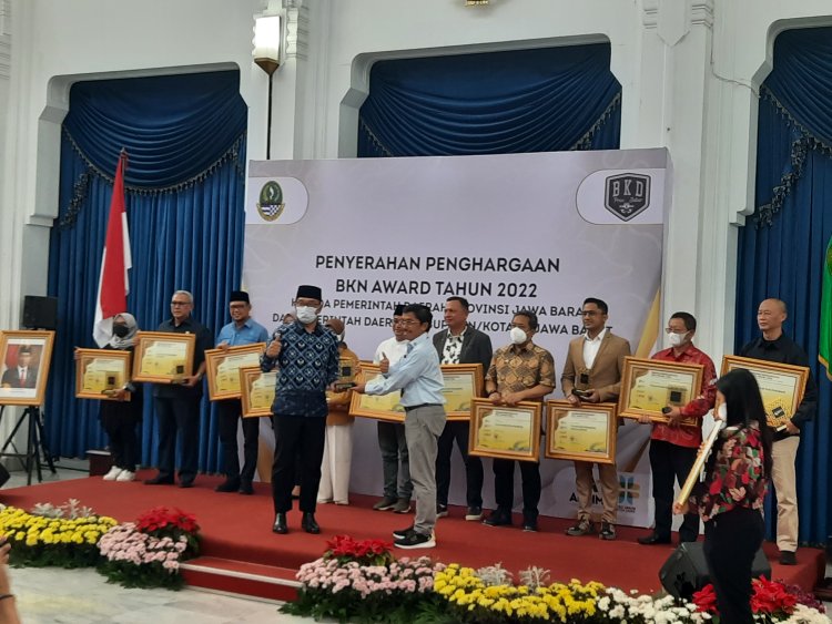 Tak Hanya Pemprov Jabar, 11 Kota dan Kabupaten Terima Penghargaan BKN Award 2022