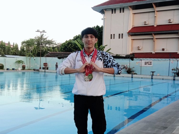 Fikri Adityawan Mahasiswa ITB Boyong 4 Medali di Ajang Tri Gantha Akusara Swimming Championship