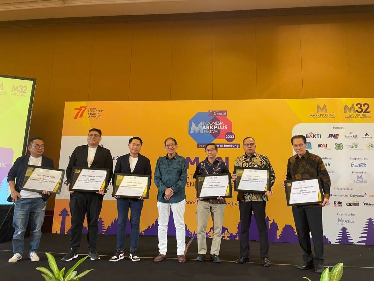 Dirut bank bjb Terima Penghargaan Industry Marketing Champion 2022 dari MarkPlus