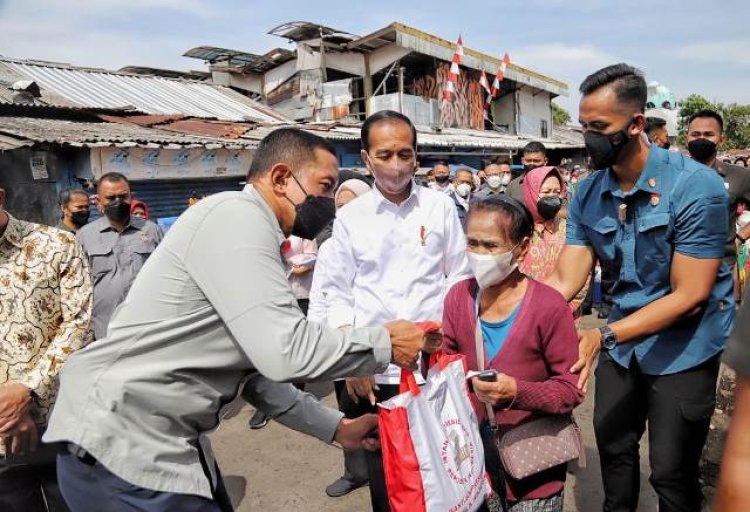 Kunjungi Pasar Cicaheum, Jokowi Serahkan Bantuan Sembako dan Modal Usaha untuk 100 PKH Kota Bandung 