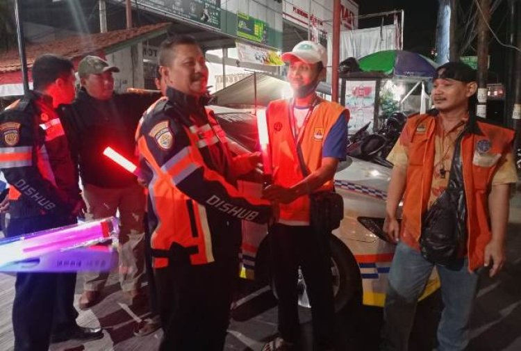 Tekan Risiko Kecelakaan, Ratusan Juru Parkir di Cirebon Dapat Stick Lampu dari Dishub