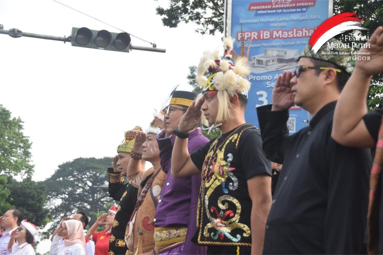 PPJ Gelar Upacara Pengibaran Bendera Dengan Pakaian Adat Nusantara 