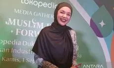 Dewi Sandra Punya Tips Khusus Belanja Produk Pesyen via Daring