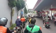 BBM Naik Ojol Bandung Ngantri Di SPBU