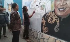 Berikan Hiburan untuk Warga, Seniman Asal Cimahi Sulap Dinding Kusam Jadi Karya Lukis Indah