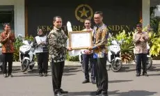 Dukung Transisi Energi Bersih, PLN Serahkan REC untuk 5 Istana Kepresidenan