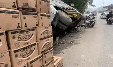 Gegara Hindari Mobil Berlawanan Arah, Sebuah Truk Bermuatan Minyak Goreng Terguling di Cipatat