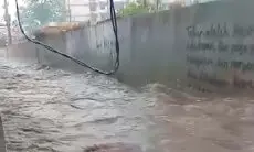 Diguyur Hujan Deras, Sungai Ciputri di Kota Cimahi Berubah Jadi Aliran Sungai Deras