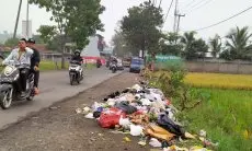 Buruknya Pengelolaan Kebersihan Daerah, Sampah Masih Menumpuk di Pinggir Jalan Raya Laswi Ciparay