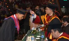 Unas Pasim Lantik 513 Wisudawan Secara Offline