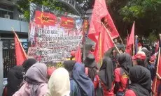 Buruh Turun ke Jalan, Tolak Kenaikkan BBM Hingga Omnisbus Law