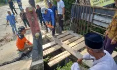 Warga Kampung Curug Bojong Koneng Patungan Bangun Jembatan Darurat dari Kayu