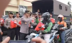 Polisi Bagi-Bagi Sembako Kepada Driver Online Bandung Selatan