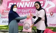 Srikandi Ganjar Berbagi Sembako ke Warga