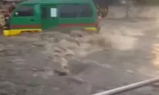 Banjir Kembali Terjang Cimahi, Sebuah Angkot di Jalan Mahar Martanegara Terseret Arus