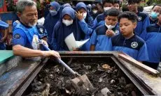 FOTO: Siswa SMP Darul Hikam Ikuti Kegiatan Pengelolaan Sampah di Kampung Cibunut