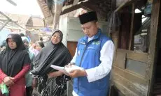 Wagub Jabar Sambangi Undang yang Rumahnya Dirobohkan Rentenir 