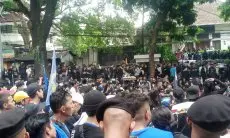 Apes! Copet Ini Diamuk Bobotoh Saat Nyelinap di Tengah Aksi Demo
