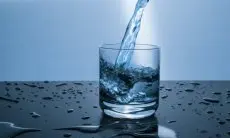 Ini Takaran Meminum Air Putih yang Ideal: Sesuaikan dengan Usia dan Aktivitas Anda