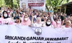 Srikandi Ganjar di Cirebon Bagikan Ribuan Sembako