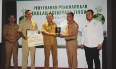 Pemkab Beri Penghargaan kepada Sekolah Adiwiyata Tingkat Kabupaten Cirebon