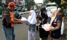 FOTO: Siswa Darul Hikam Berbagi Nasi Bungkus