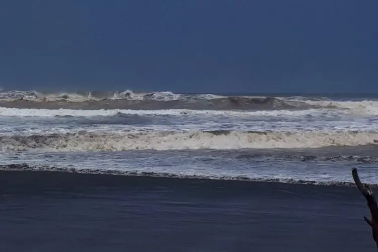 Waspada !!! Gelombang Tinggi di Wilayah Pangandaran dan Laut Selatan