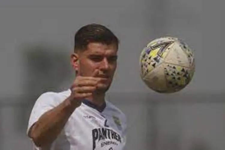 Persib Bandung Banyak Kebobolan, Ini Kata Nick Kuipers