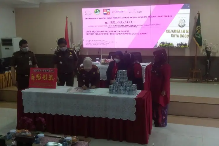 Kejari Serahkan Barang Bukti Hasil Korupsi Dana BOS ke Pemprov Jawa Barat