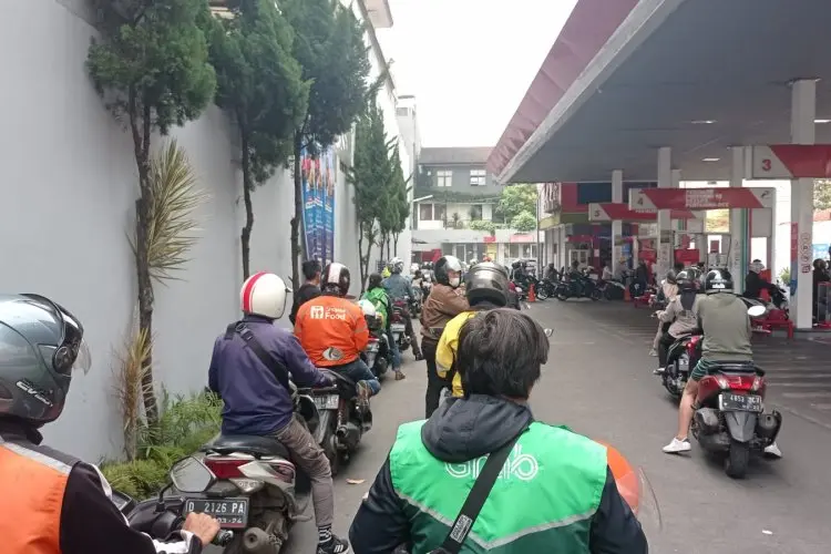 BBM Naik Ojol Bandung Ngantri Di SPBU