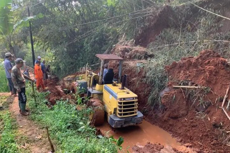 Curah Hujan Tinggi, Jalan Penghubung Cipeundeuy-Cikalongwetan KBB Lumpuh Total