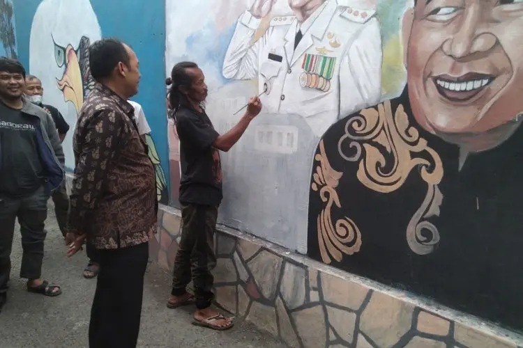 Berikan Hiburan untuk Warga, Seniman Asal Cimahi Sulap Dinding Kusam Jadi Karya Lukis Indah