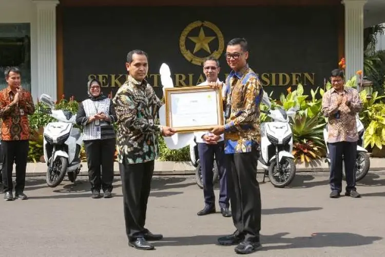 Dukung Transisi Energi Bersih, PLN Serahkan REC untuk 5 Istana Kepresidenan