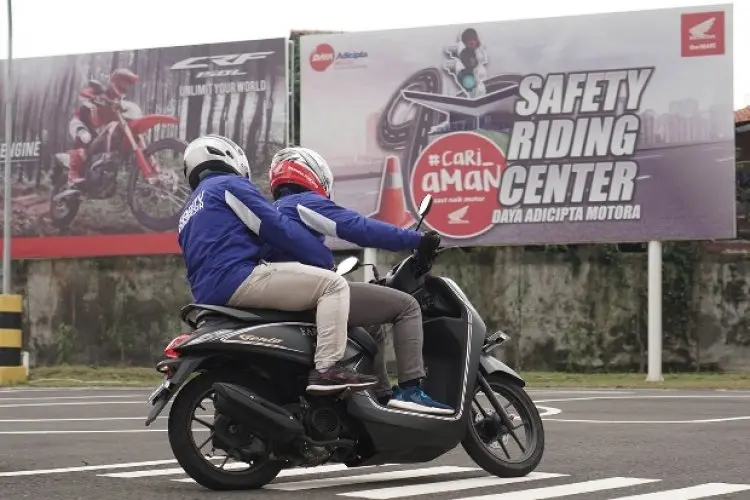 Inilah Tips Berboncengan Sepeda Motor yang Aman dan Nyaman