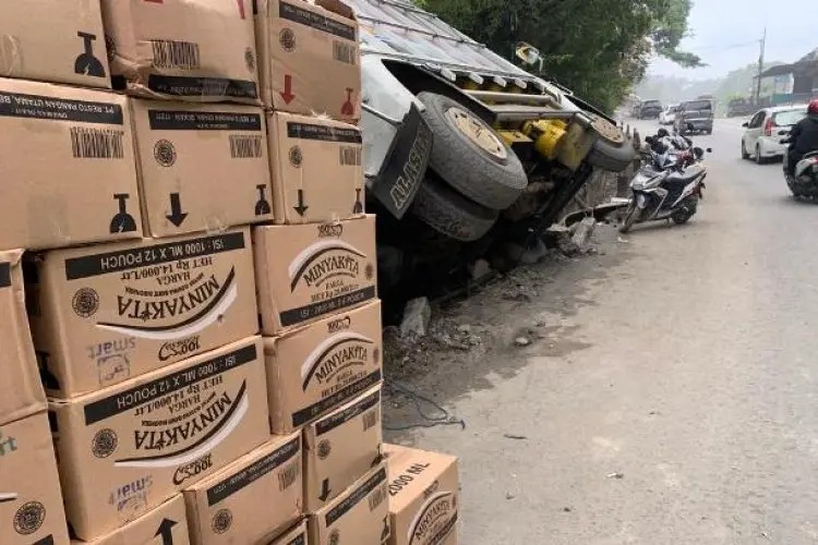 Gegara Hindari Mobil Berlawanan Arah, Sebuah Truk Bermuatan Minyak Goreng Terguling di Cipatat