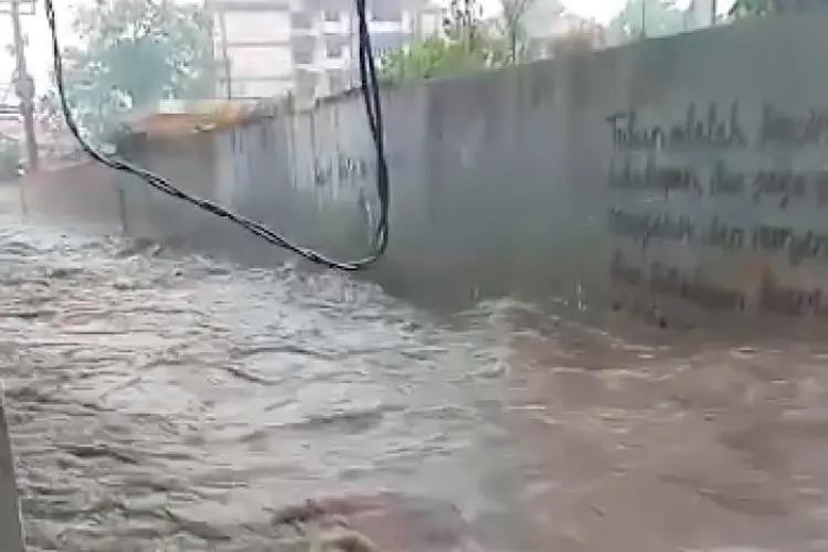 Diguyur Hujan Deras, Sungai Ciputri di Kota Cimahi Berubah Jadi Aliran Sungai Deras