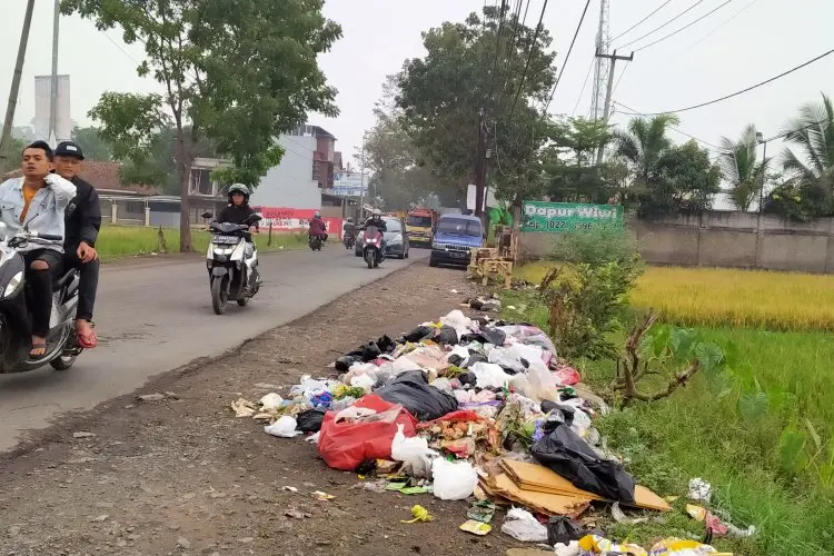 Buruknya Pengelolaan Kebersihan Daerah, Sampah Masih Menumpuk di Pinggir Jalan Raya Laswi Ciparay