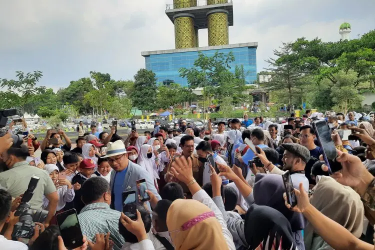 Kang Emil Bagi-bagi Hadiah di Special Education Expo LKSN-PDBK