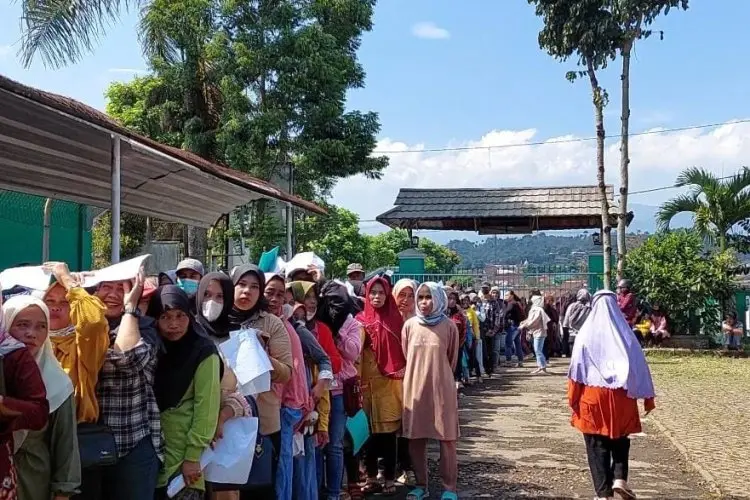 Ribuan Warga Pasirjambu Bandung Antre berjam-jam, Demi memperoleh BLT BBM