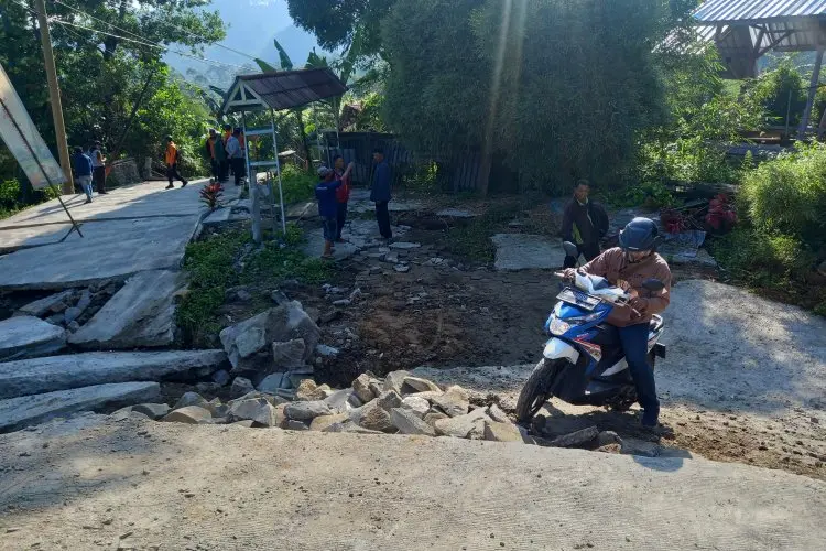 Bencana di Tanah Sengketa, Kampung Curug Desa Bojong Koneng Terisolir