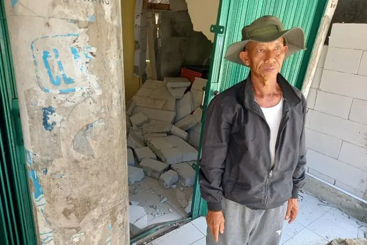 Lagi Kerja Bakti Betulkan Jalan, Kakek Suparman Tak Menyangka Dinding Rumahnya Ambruk