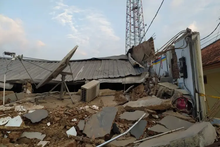 Diduga Tanah Labil Mini Market Indomart Ambruk di Pasirjambu Bandung