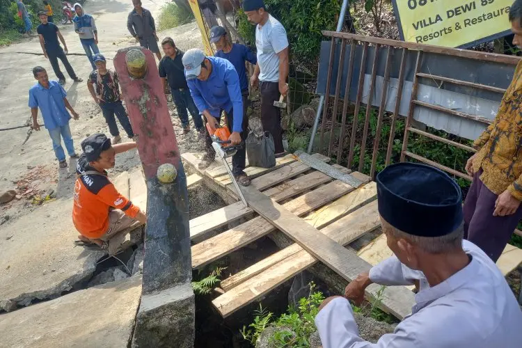 Warga Kampung Curug Bojong Koneng Patungan Bangun Jembatan Darurat dari Kayu