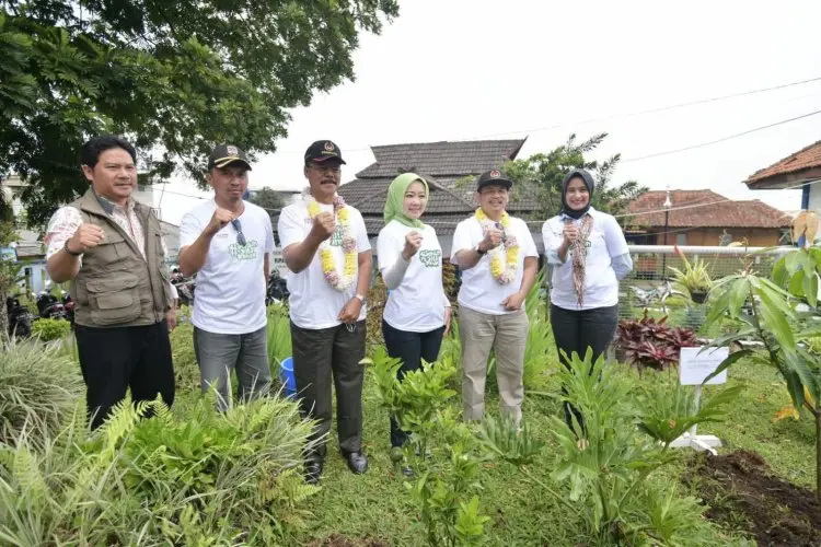 Atalia Ajak Masyarakat Tanam Pohon di Lahan Kritis