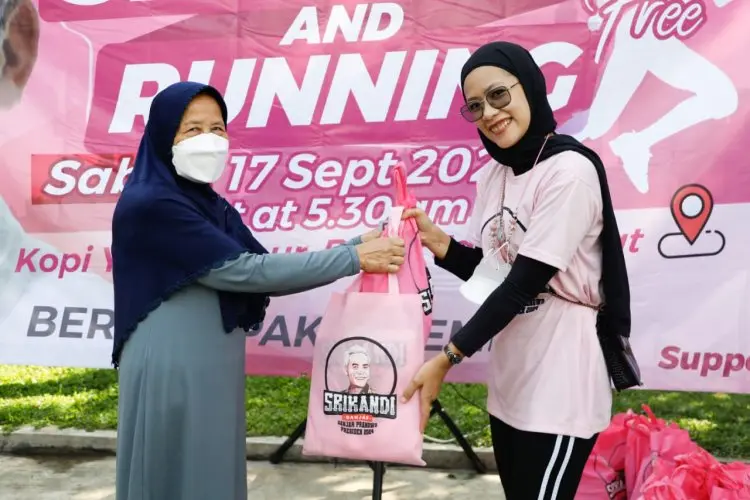 Srikandi Ganjar Berbagi Sembako ke Warga