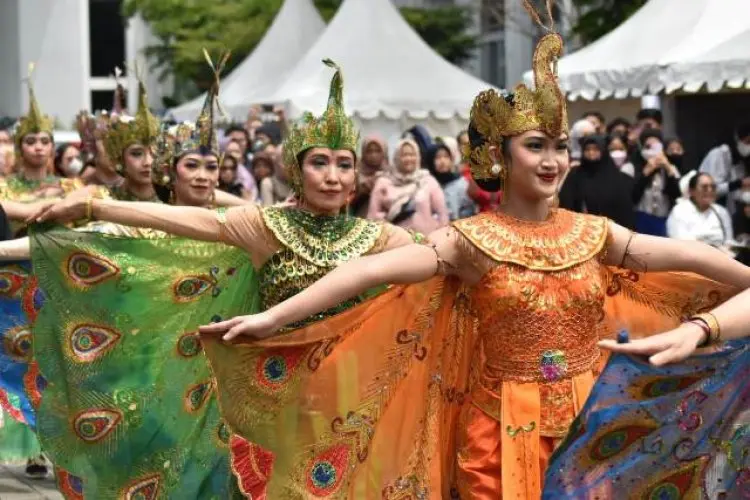 Diakui sebagai Warisan Budaya Dunia, 1.027 Peserta Unjuk Kebolehan Tari Merak di Gedung Sate