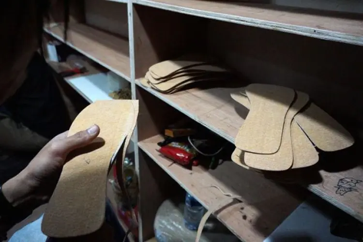 FOTO: UMKM Produksi Alas Kaki Asal Parongpong